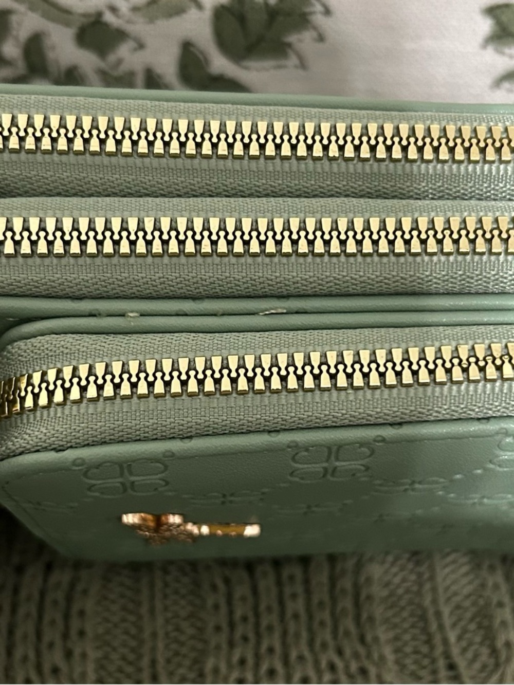 NWT Chic Unlimited Gold Dragonfly 3 Pocket Crossbody Phone Bag -Sage, Size small - Picture 3 of 8